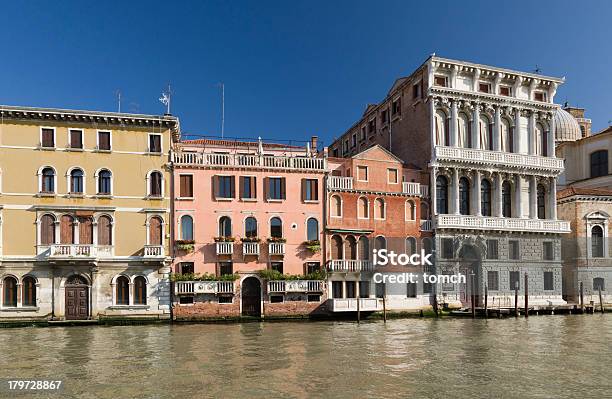 Architettura Degli Edifici Lungo Il Canal Grande Venezia Italia - Fotografie stock e altre immagini di Acqua