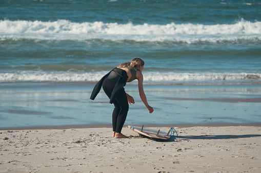 A woman surfer going surfing