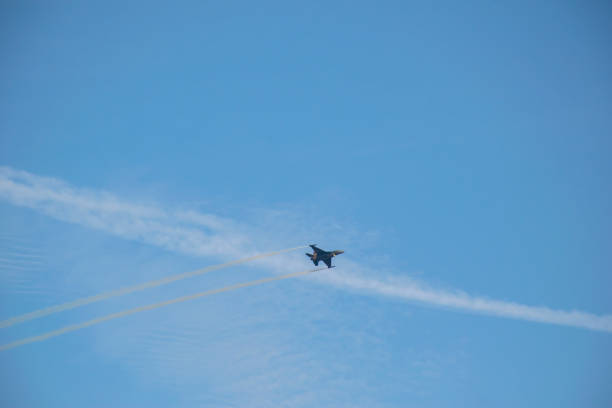 f-16c fighting falcon ввс турции взмыл в воздух - general dynamics f 16 falcon фотографии стоковые фото и изображения