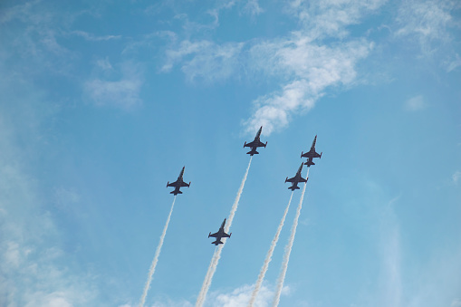 Istanbul, Bosphorus, 29.10.2023 Turkish Stars are performing at the Bosphorus on the 100th anniversary of the Republic. Turkish Air Force's F-16C Fighting Falcon soars in the air.