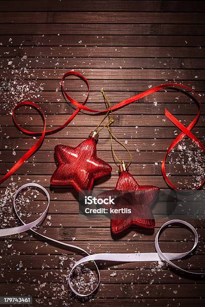 Dois Red Estrelas - Fotografias de stock e mais imagens de Abstrato - Abstrato, Comemoração - Conceito, Decoração de Natal
