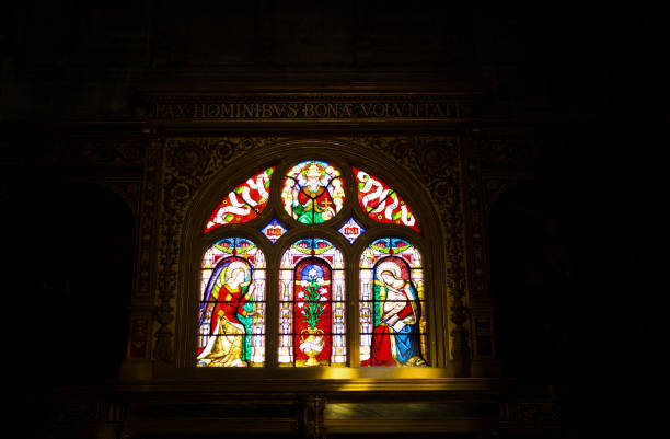 paryż, francja: witraż wewnątrz kościoła saint-eustache - église saint eustache zdjęcia i obrazy z banku zdjęć