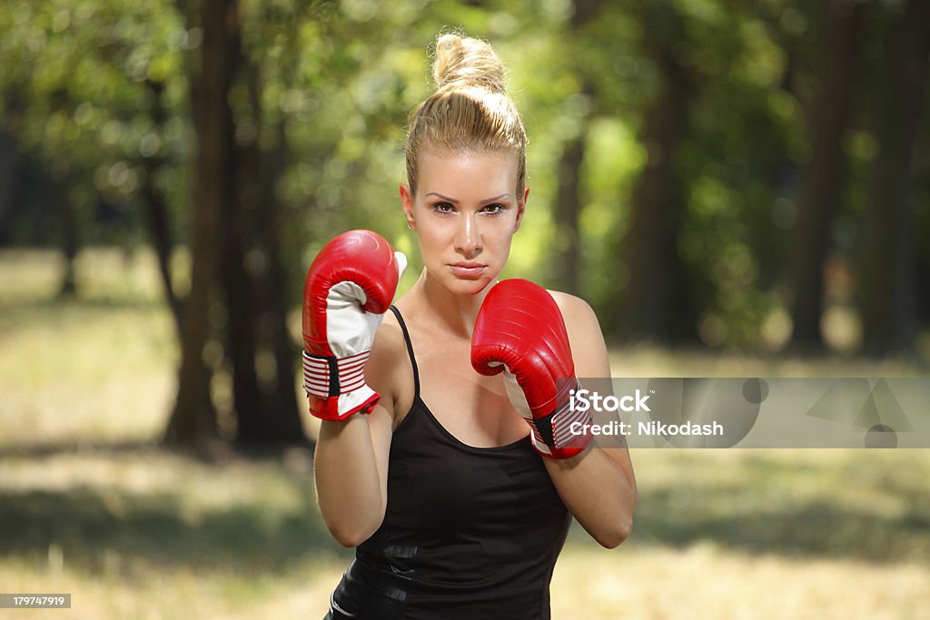 Kick boxing femme exerçant dans la nature. - Photo de Prise de vue en extérieur libre de droits