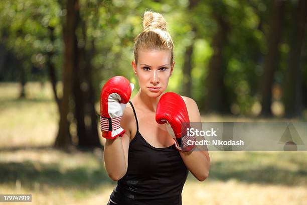Kick Boxe Menina Exercitar Na Natureza - Fotografias de stock e mais imagens de Ao Ar Livre - Ao Ar Livre, Boxe - Desporto, Meninas Adolescentes