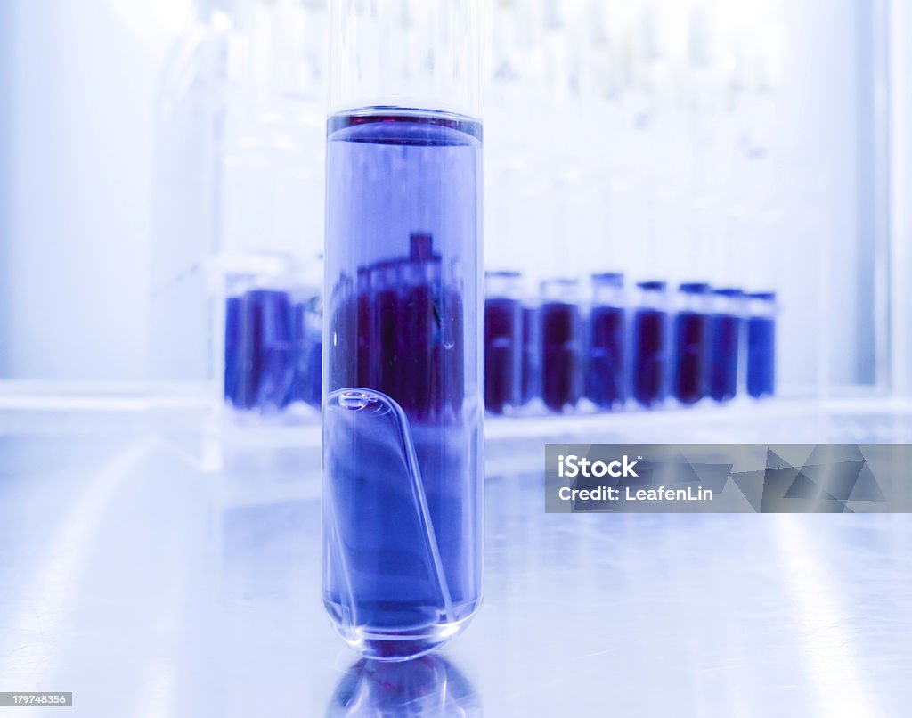 Tubos de testes laboratoriais com tubo invertido em que - Foto de stock de Amostra de Cor royalty-free