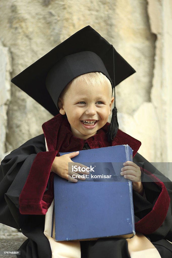 Mały chłopiec ubrany Jako absolwentka - Zbiór zdjęć royalty-free (Budynek szkolny)