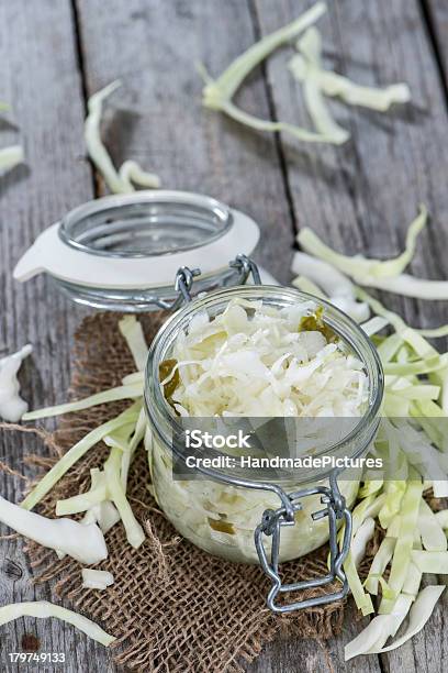 Parte De Ensalada De Col Foto de stock y más banco de imágenes de Alimento - Alimento, Aperitivo - Plato de comida, Blanco - Color