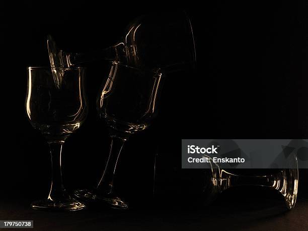 Foto de Vidro Contra Um Fundo Escuro e mais fotos de stock de Alcoolismo - Alcoolismo, Baixo - Posição, Bar