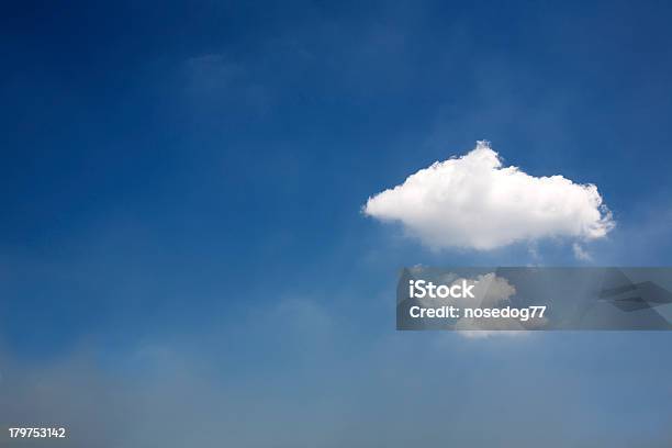 Cielo Azul Foto de stock y más banco de imágenes de Aire libre - Aire libre, Azul, Belleza de la naturaleza