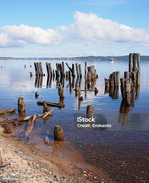 Foto de Old Pilhas No Lago e mais fotos de stock de Amontoamento - Amontoamento, Antigo, Azul