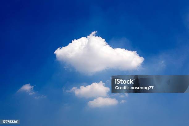 Cielo Azul Foto de stock y más banco de imágenes de Aire libre - Aire libre, Azul, Belleza de la naturaleza