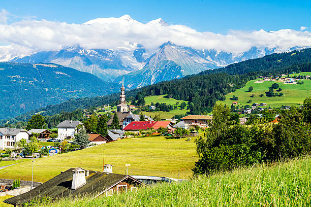 combloux village und den mont blanc - alp village meadow field stock-fotos und bilder