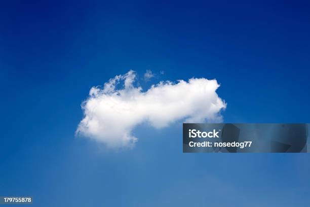 Blauer Himmel Stockfoto und mehr Bilder von Bedeckter Himmel - Bedeckter Himmel, Bildhintergrund, Blau