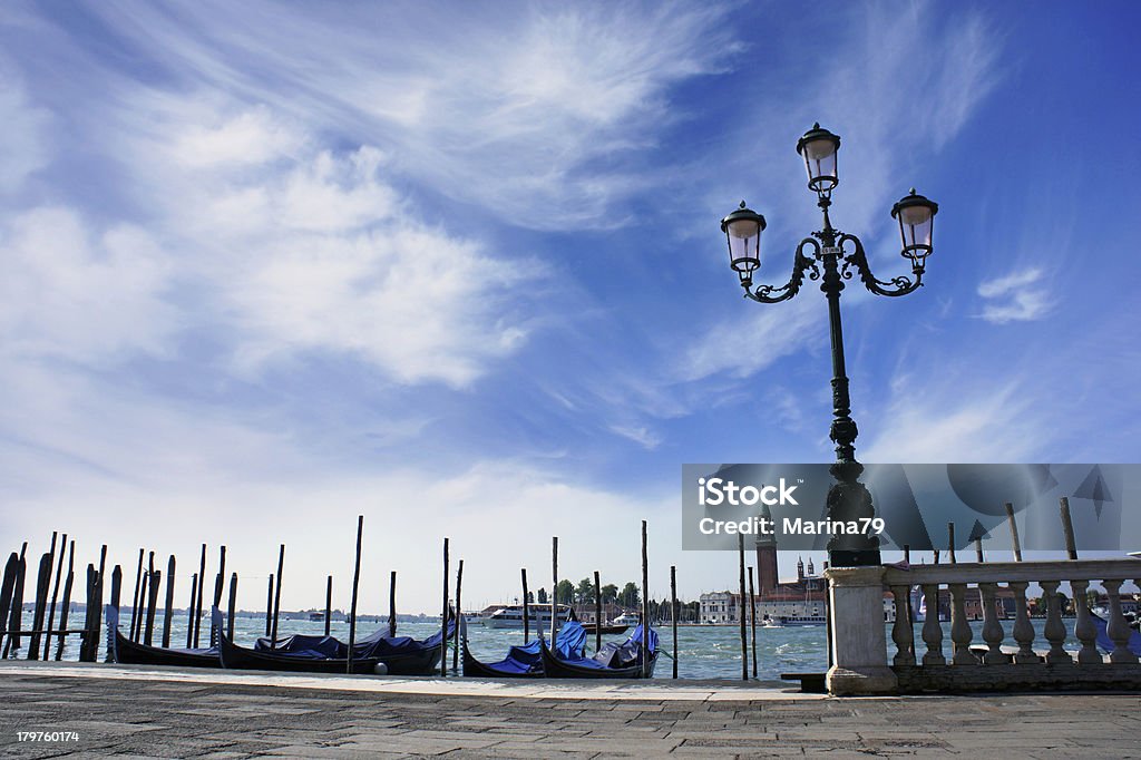 Gondolas amarrados en Saint marca square.  Venecia, Italia, Europa - Foto de stock de Agua libre de derechos