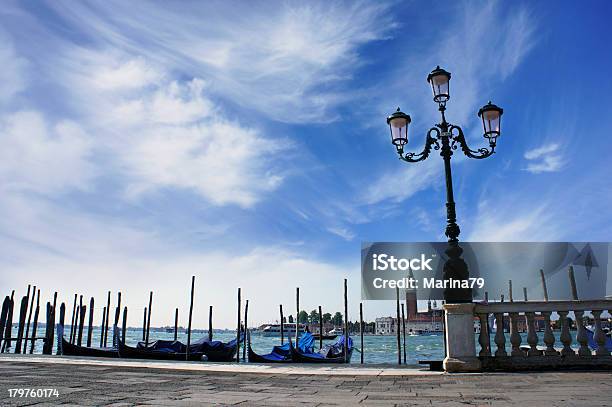 Gondolas Amarrados En Saint Marca Square Venecia Italia Europa Foto de stock y más banco de imágenes de Agua