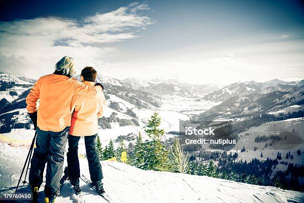 Altes Paar Ski Stockfoto und mehr Bilder von 60-69 Jahre - 60-69 Jahre, Aktiver Lebensstil, Aktiver Senior