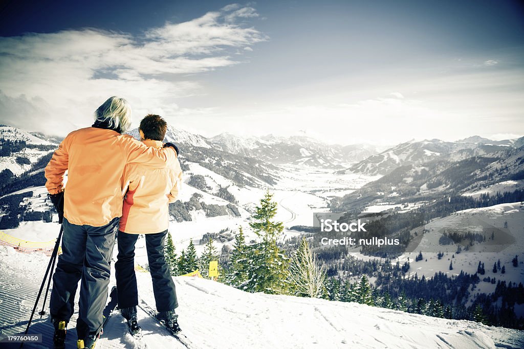 선임 커플입니다 스키타기 - 로열티 프리 2명 스톡 사진