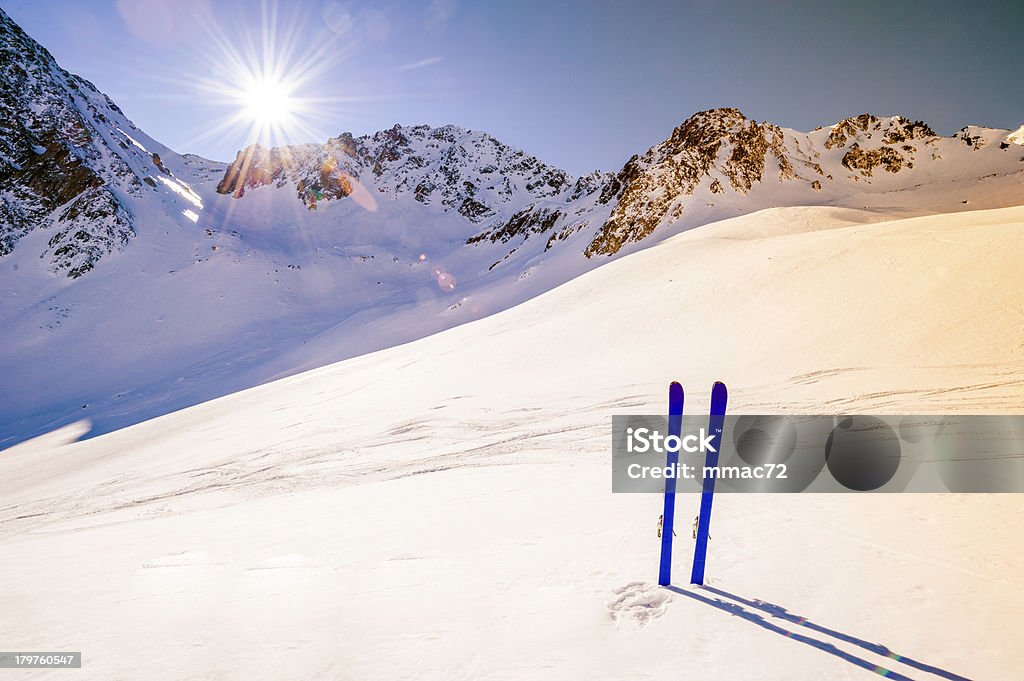 Paisagem de montanha do inverno com ski - Royalty-free A nevar Foto de stock