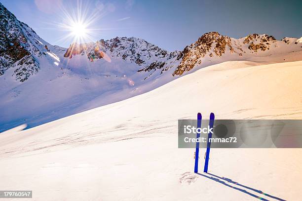Paisagem De Montanha Do Inverno Com Ski - Fotografias de stock e mais imagens de A nevar - A nevar, Alpes Europeus, Ao Ar Livre