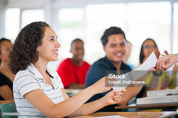 Varios Estudiantes Universitarios Foto de stock y más banco de imágenes de Adolescencia - Adolescencia, Adolescente, Adulto