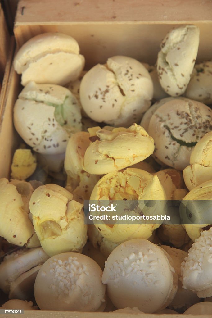 Trozos pequeños de merengue - Foto de stock de Al horno libre de derechos