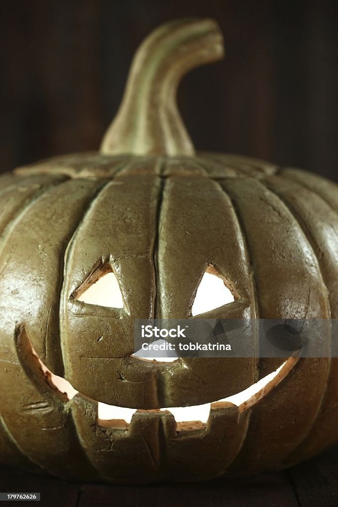 Gros plan de Jack O lanterne sur le fond Grunge de bois rustique - Photo de Citrouille libre de droits