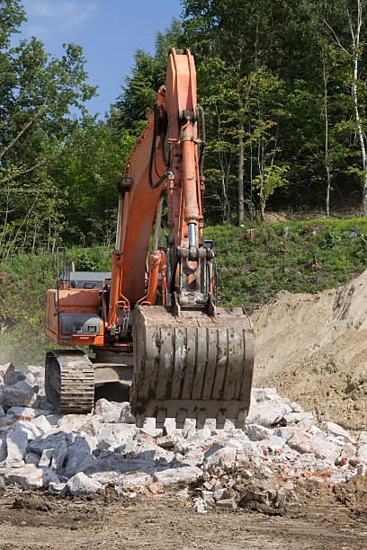 Praca excavator w trakcie usuwania złogów z zniszczone bridge – zdjęcie