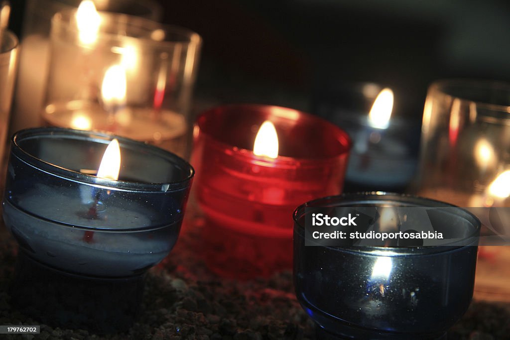 Bougies votives dans une église - Photo de Bougie libre de droits