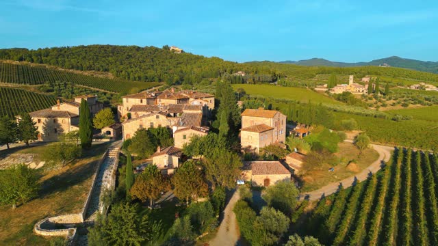 Il colle tuscan village in Chianti vineyards
