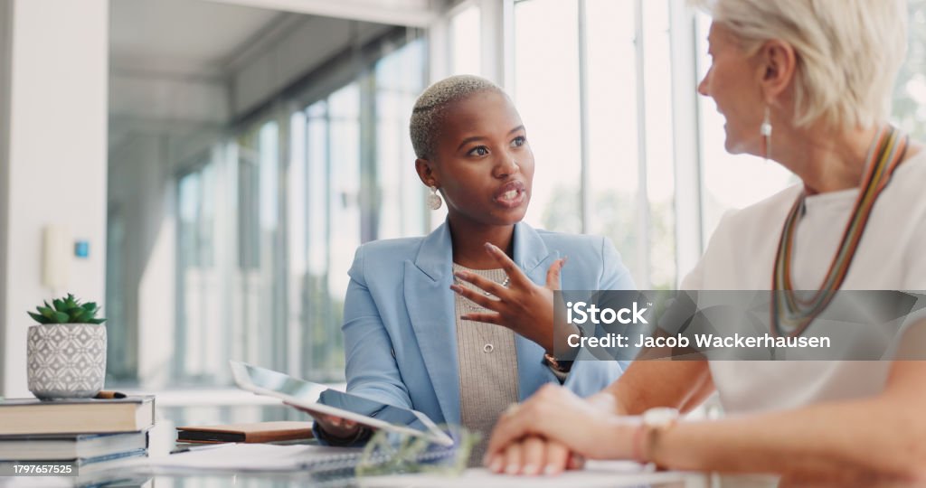 Бизнес-леди, команда и планшет для анализа данных, маркетингового предложения и поддержки или консультирования в офисе. Профессиональный а - Стоковые фото Обсуждение роялти-фри Бизнес-леди, команда и планшет для анализа данных, маркетингового предложения и поддержки или консультирования в офисе. Профессиональный а - Стоковые фото Обсуждение роялти-фри