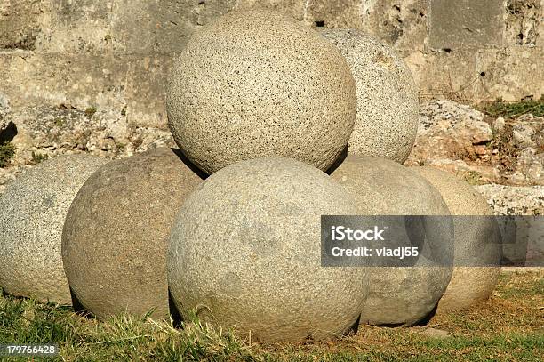 Muralhas Da Cidade Medieval Na Cidade De Rodes Na Grécia - Fotografias de stock e mais imagens de Arcaico