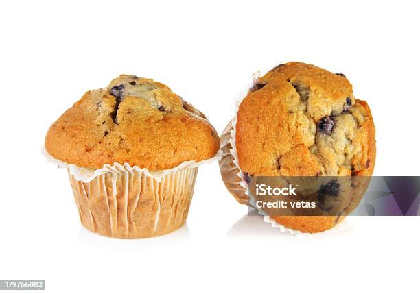 Zwei Blaubeermuffins Stockfoto und mehr Bilder von Blaubeermuffin - Blaubeermuffin, Weißer Hintergrund, Amerikanische Heidelbeere