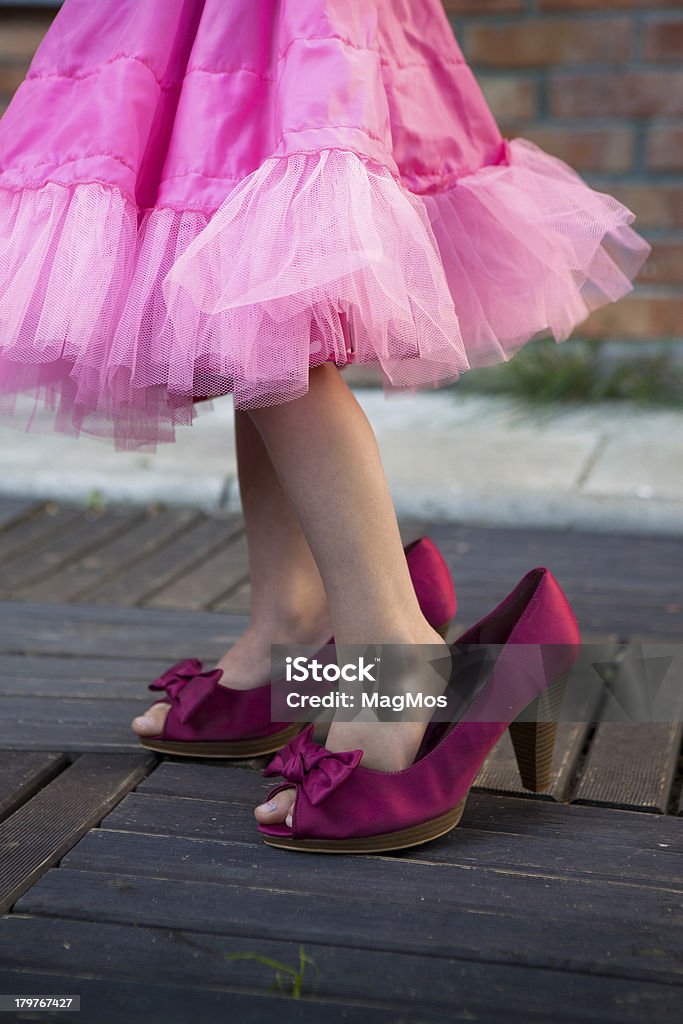 Niña a su madre's hells Zapatos de alta - Foto de stock de Tacones altos libre de derechos