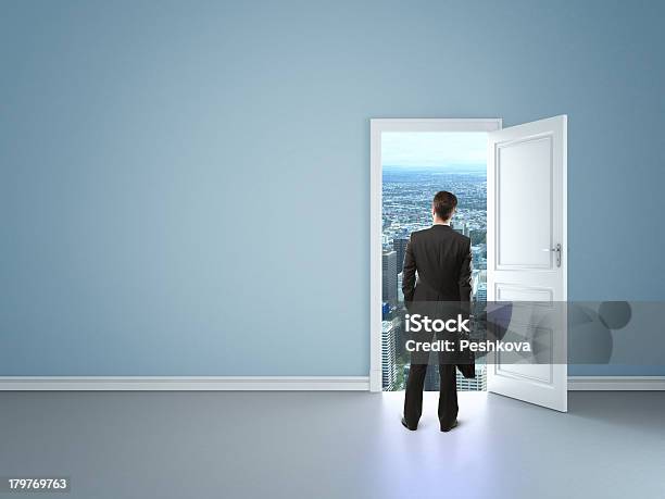 Drzwi W Mieście - zdjęcia stockowe i więcej obrazów Aktówka - Aktówka, Biznes, Biznesmen