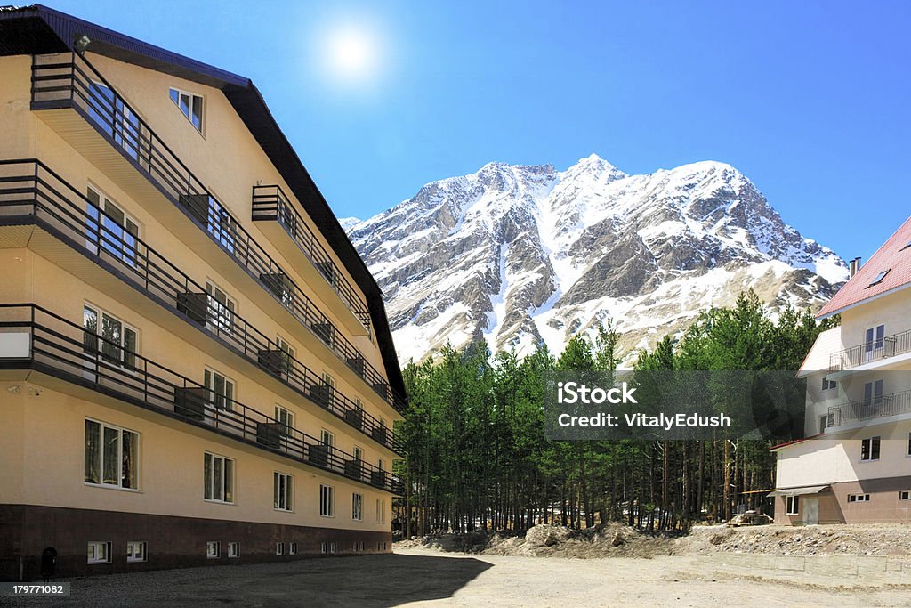 Sci camp vista delle montagne in Elbrus area. - Foto stock royalty-free di Abbigliamento da sci