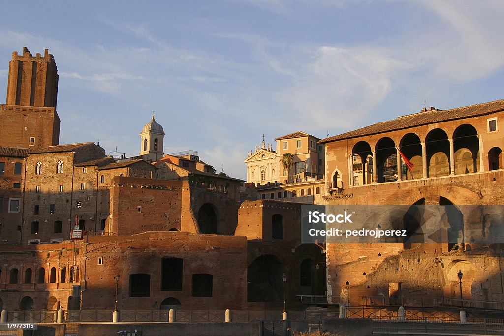 Trajan'S forum ao anoitecer - Foto de stock de Antigo royalty-free