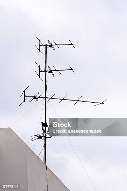 Antena De Televisión Foto de stock y más banco de imágenes de Aire libre - Aire libre, Azul, Dirección