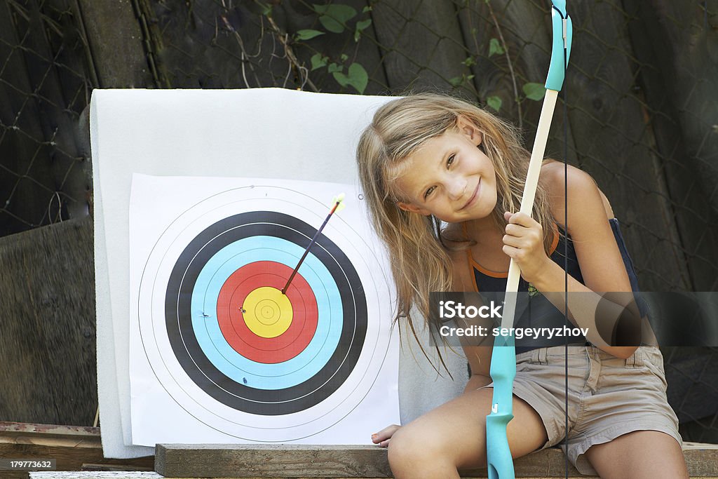 Chica con arco y deportes objetivo - Foto de stock de Tiro con arco libre de derechos