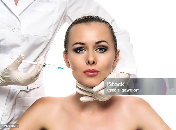 색조화장 주입형에 있는 뽀샤시 아름다운 여성 얼굴 가꿔주기에 대한 스톡 사진 및 기타 이미지 - 가꿔주기, 건강관리와 의술, 건강한 생활방식