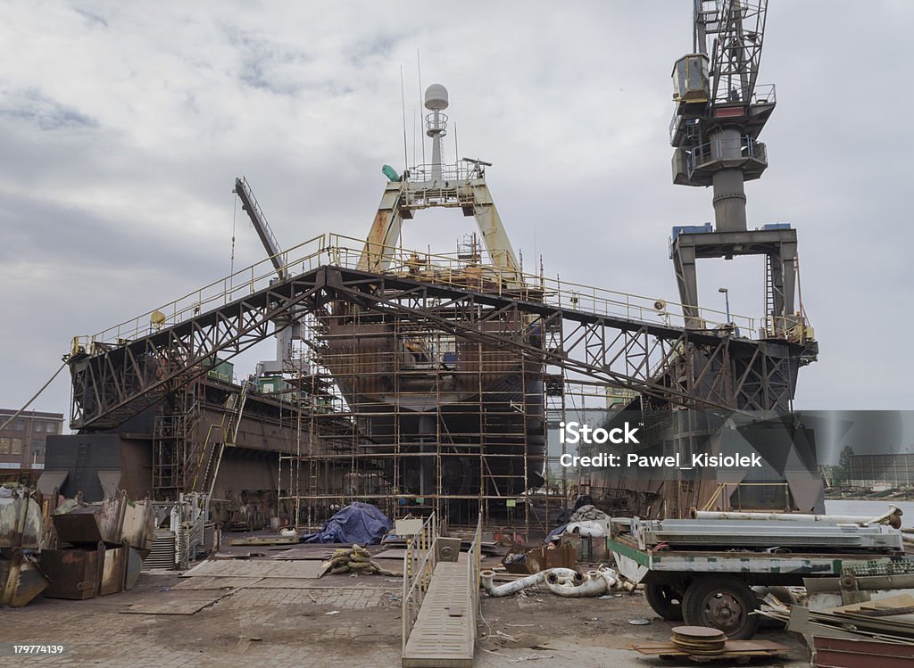 Riparazione della nave in un Bacino di carenaggio in cantiere navale di Danzica - Foto stock royalty-free di Acciaio