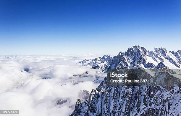 Foto de Montanhas Nas Nuvens e mais fotos de stock de Alpes europeus - Alpes europeus, Alpes franceses, Aventura