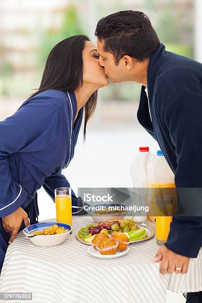 사랑하는 인도어 커플입니다 키스 Over 조식 표 가정 생활에 대한 스톡 사진 및 기타 이미지 - 가정 생활, 건강한 생활방식, 건강한 식생활