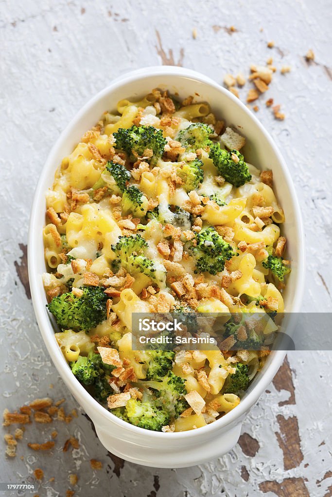 pasta e broccoli al forno - Foto stock royalty-free di Alimentazione sana