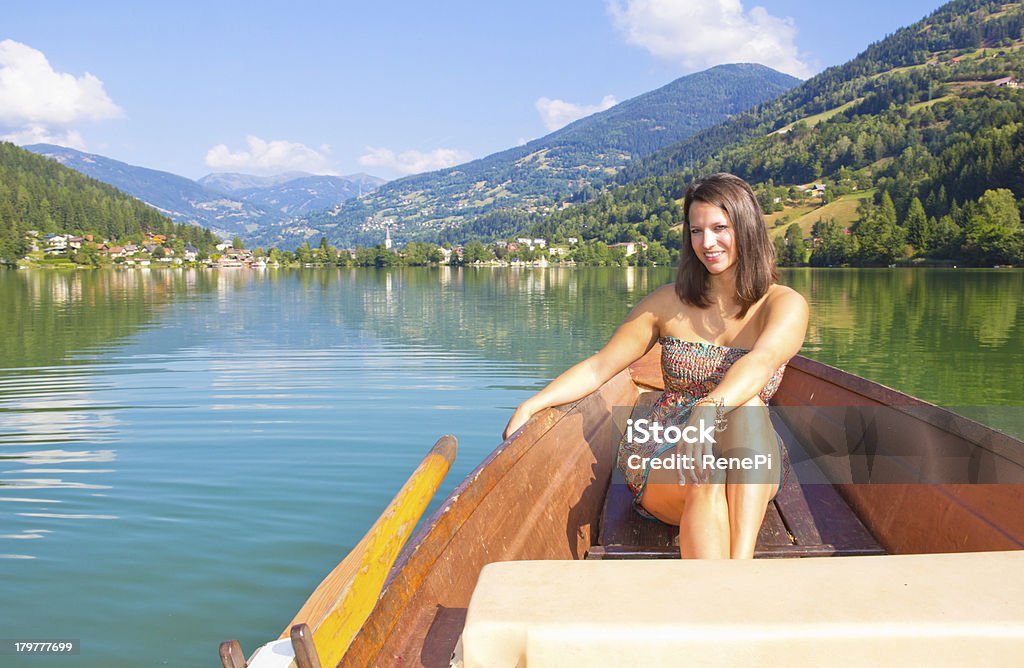 Junge Frau In einem Boot auf den See - Lizenzfrei 2013 Stock-Foto
