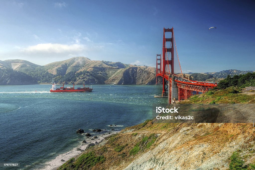 Golden Gate Bridge, avec bateau et oiseaux - Photo de Architecture libre de droits