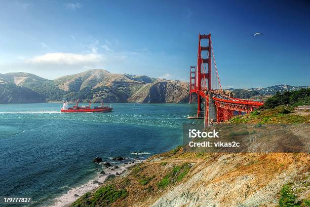 Photo libre de droit de Golden Gate Bridge Avec Bateau Et Oiseaux banque d'images et plus d'images libres de droit de Architecture - Architecture, Beauté, Brouillard