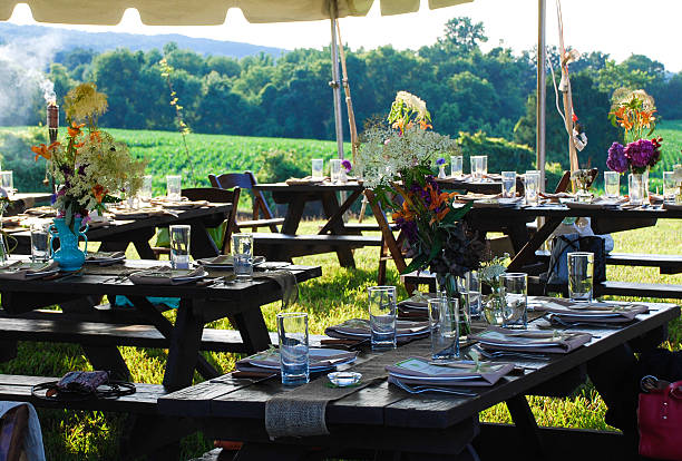 Tables dressées pour une ferme pour le dîner - Photo