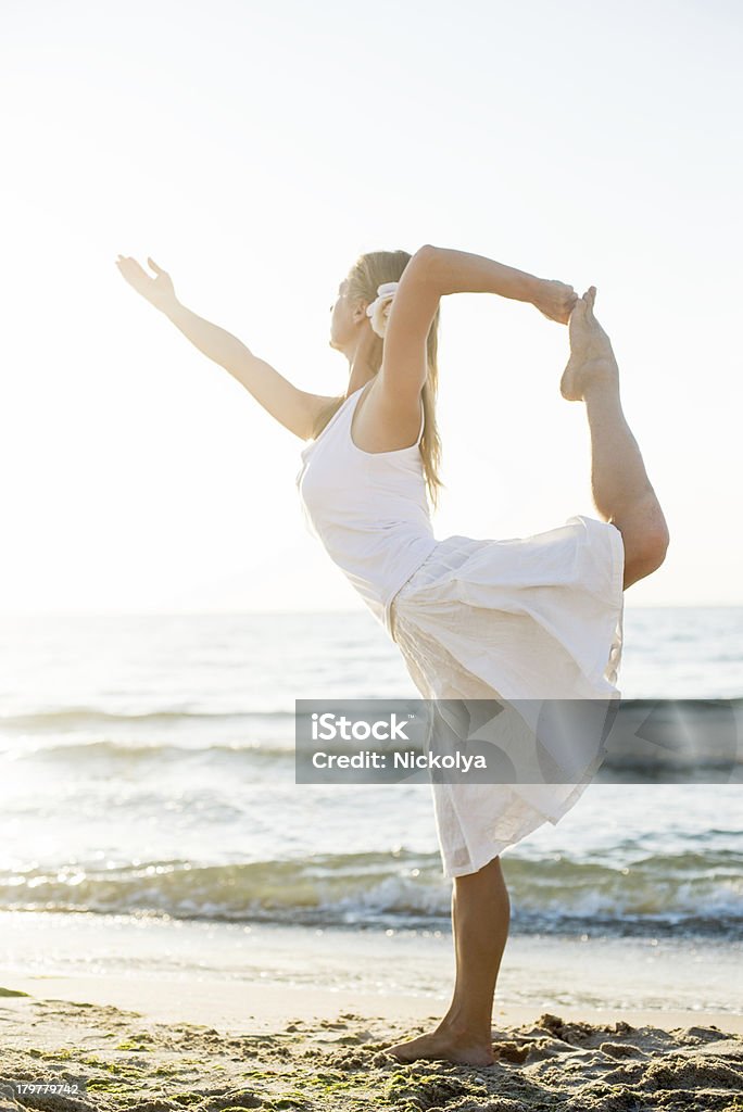 Schöne Frau üben yoga am Strand - Lizenzfrei Aktiver Lebensstil Stock-Foto