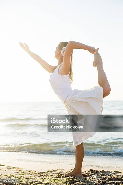 Schöne Frau Üben Yoga Am Strand Stockfoto und mehr Bilder von Aktiver Lebensstil - Aktiver Lebensstil, Aktivitäten und Sport, Bewegung