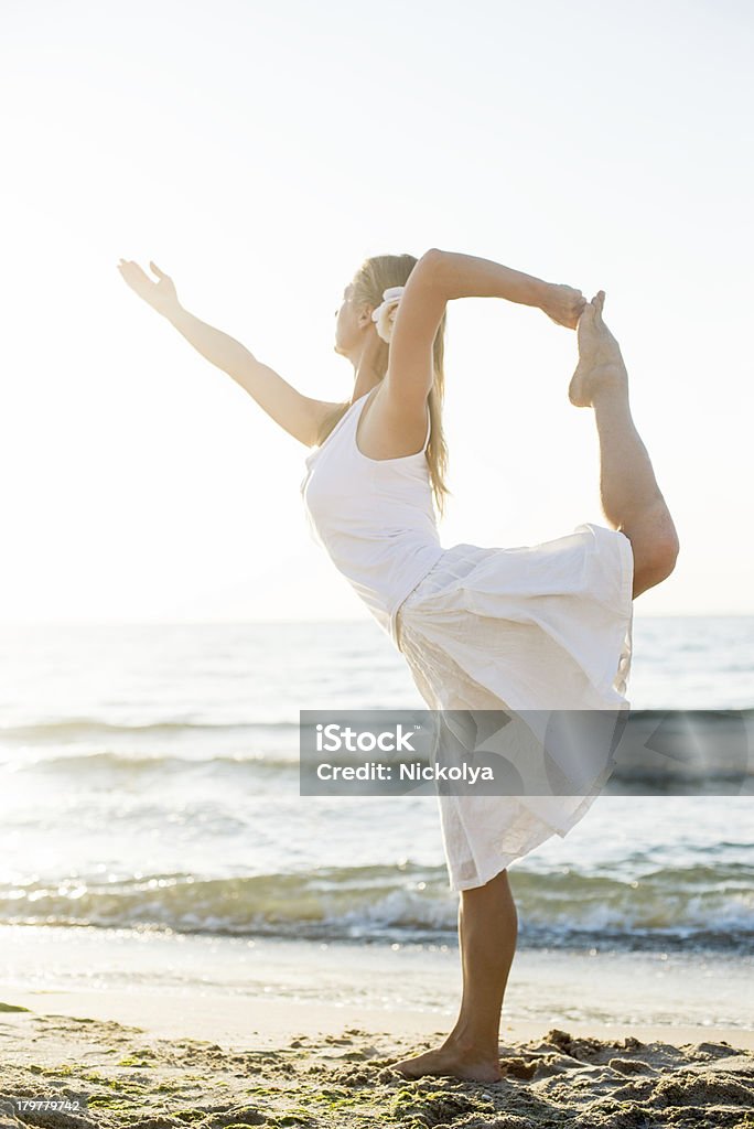 Belle femme pratiquant yoga sur la plage - Photo de Activité libre de droits